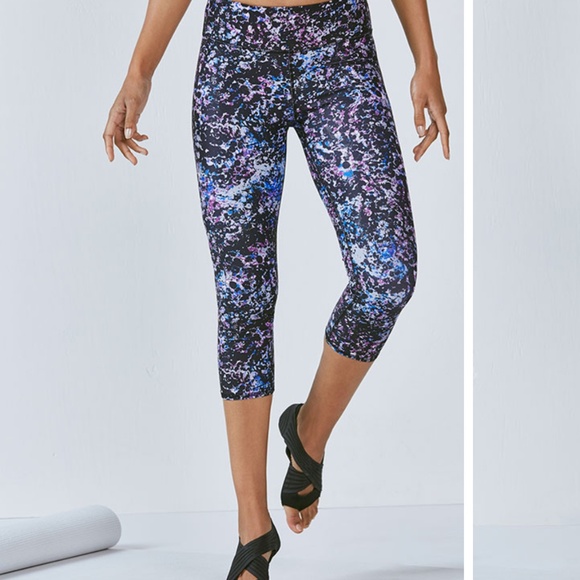 PowerHold® Mid-Rise Capri Leggings - Picture 3 of 9